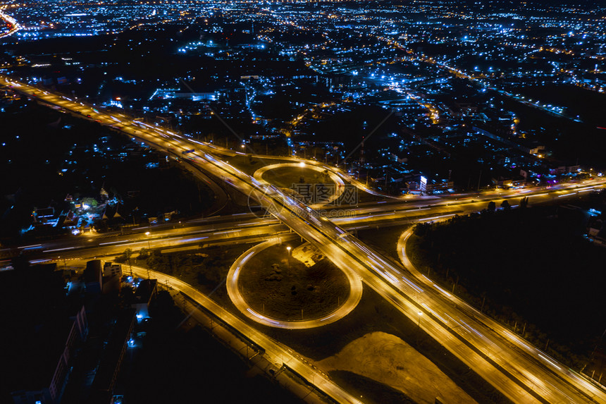 最佳移动景观高速公路和环运输物流连接该城市晚上在泰国空中观测时照明该城市的背景在泰国空中观察的夜间点亮该城市的背景灯光图片