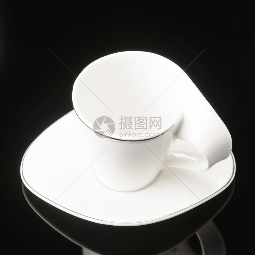 镜子黑底的咖啡或茶杯用陶瓷粘土黑镜底的碟子茶粉泥杯黑镜底的锅盘烹饪制作者图片