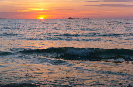 天堂海上日落浪中的出上落冲浪宁静图片