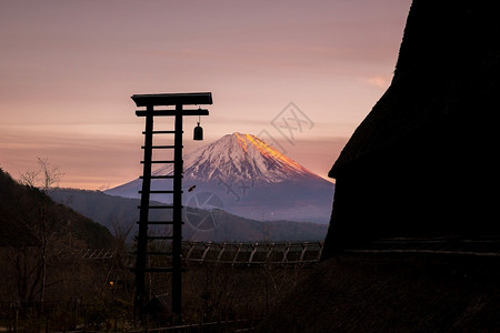 日式老房子和落时青藤山文化景观风图片