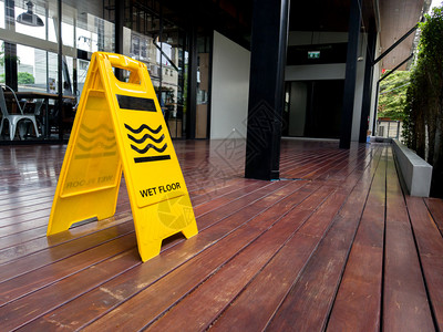 门厅黄塑料锥体标志显示餐厅潮湿地板的警告落下安全图片