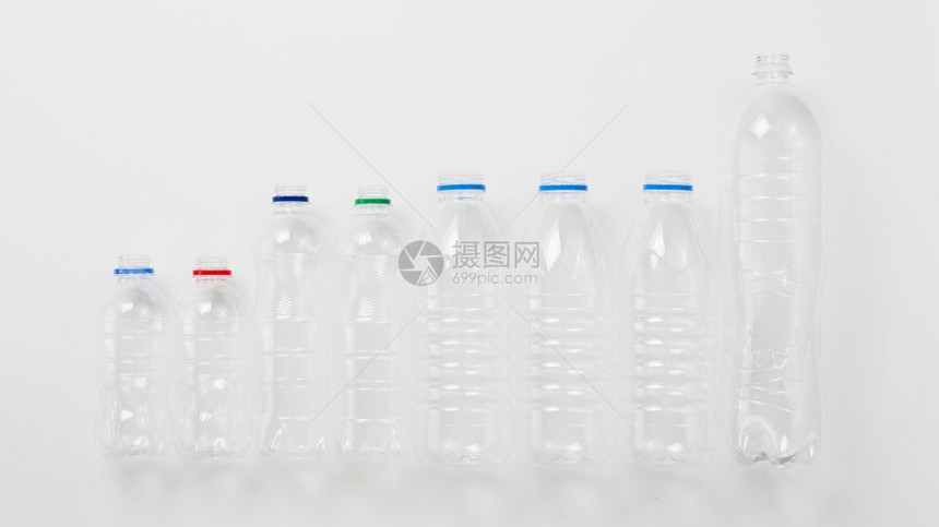 各种样的类垃圾型号塑料瓶灰色背景图片