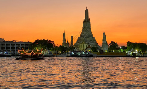 泰国东曼谷日落时的郑王庙和湄南河夜晚高清图片