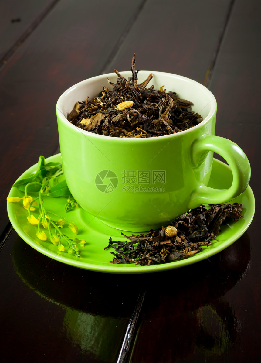杯子木背景上的一杯绿茶喝黑色的图片