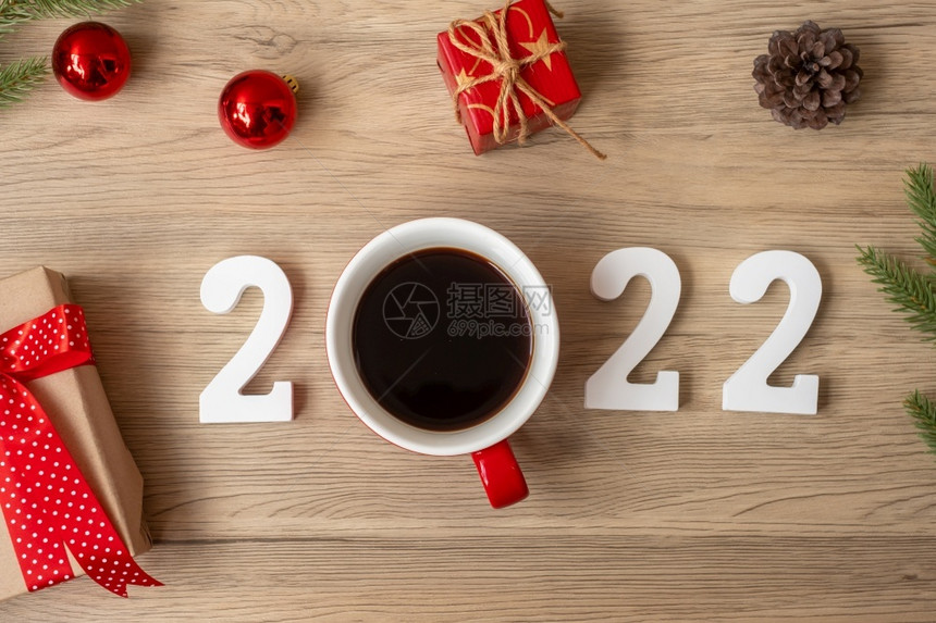 20年新快乐咖啡杯和圣诞装饰在木桌背景上新的开始解决倒计时目标划行动和任务概念白色的杯子圣诞节图片