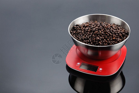 电子秤测量咖啡豆重量图片