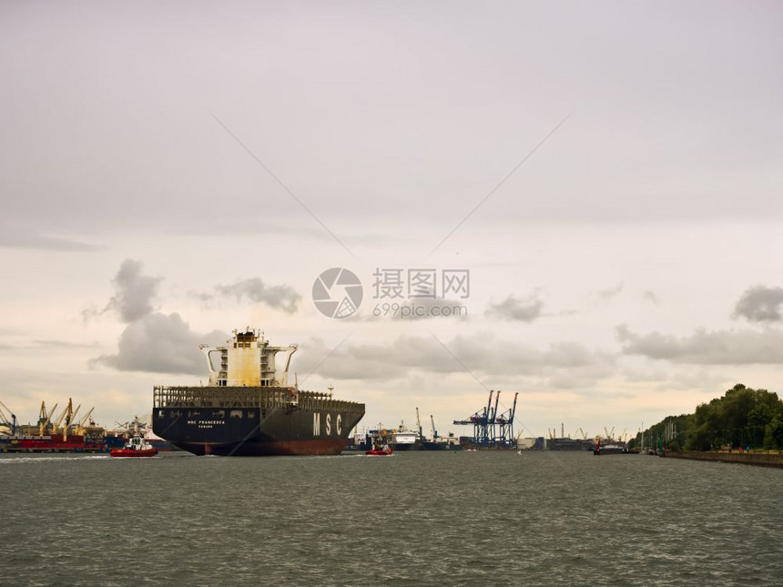 水货轮2018年6月4日波罗的海立陶宛克莱佩达立陶宛港口运河空集装箱船带护送货的有护送运货船空集装箱拖图片