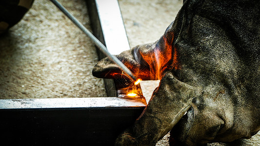 工人用焊接机钢板和机制造业技术的金属图片