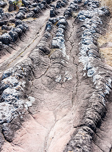 在泰国高山的侵蚀岩层中弯曲的石块渠道地面结图片