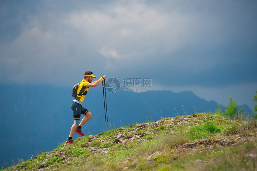 单人与北欧徒步极在山上行走戳训练竞赛图片