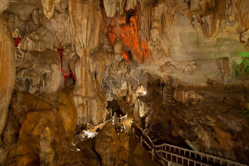 泰国洞穴中的太阳射线建造朦胧闪耀图片