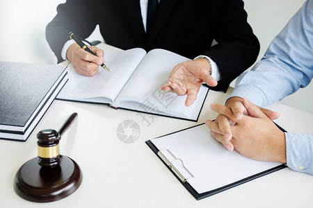 合法的判决投标官与有律文件师咨询商的法庭官图片