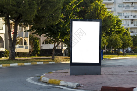 地标空白的街道路边广告牌城市使用的空广告牌图片
