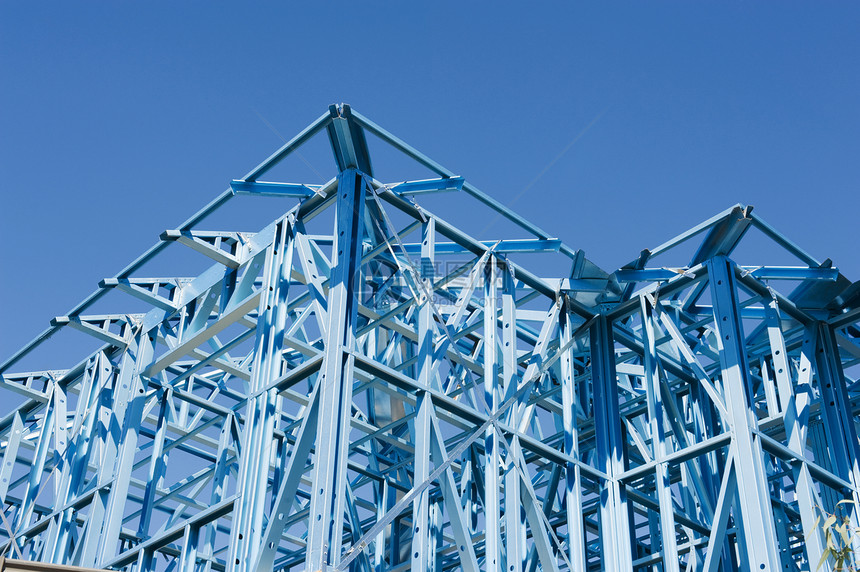 铁框架新的住宅建筑家用金属制成蓝色天空以对抗蓝建筑学图片