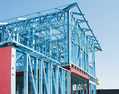 屋顶住房克罗波托夫新的住宅建筑家用金属制成蓝色天空以对抗蓝图片