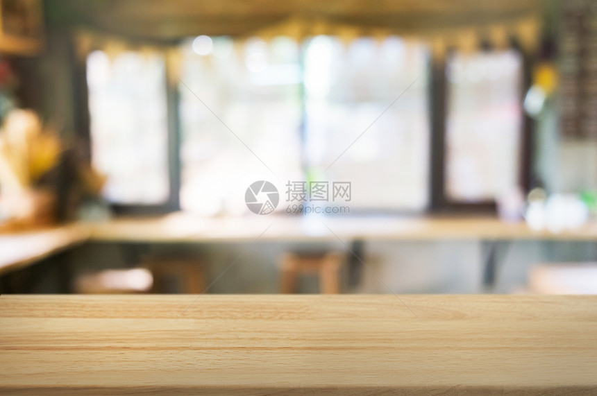 内部的散焦空木纸桌在模糊的混合咖啡店厅背景上超过图片