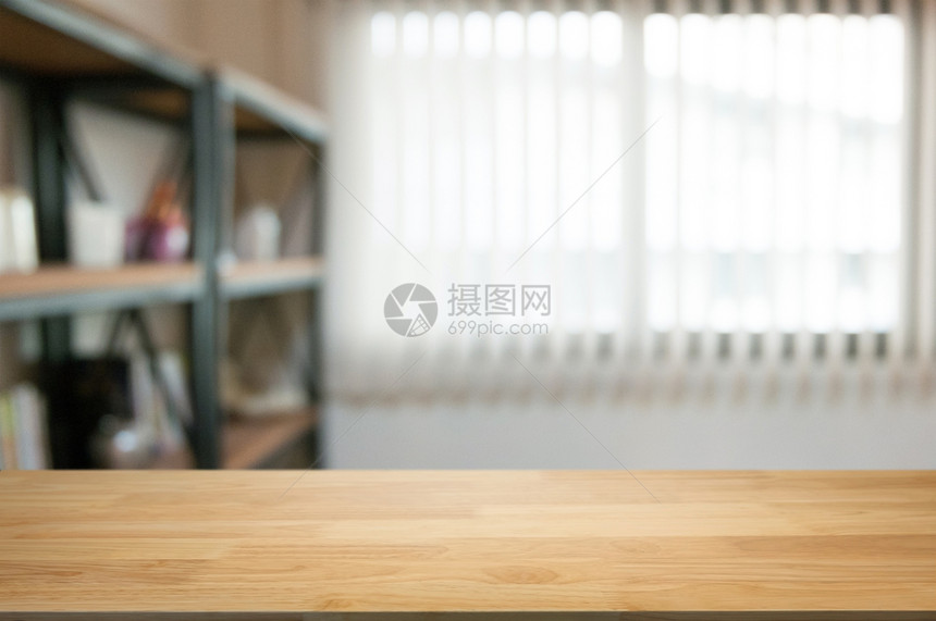 在模糊的混合咖啡厅背景上用空木板纸桌商业重点散景图片