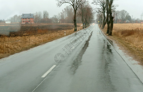 在大雨中驾车高速公路上汽车玻璃的雨滴湿沥青下水交通图片