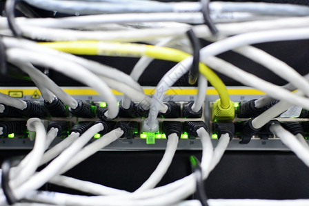 修补照片连接网络的白联补丁电缆插在EepernetRJ45端口的网状交换器中灯服务器高清图片素材