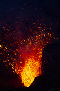 火同喷发积极的坦纳在火山爆发时亚苏尔喷洒熔岩和火焰与山爆发时形成对比爆炸背景