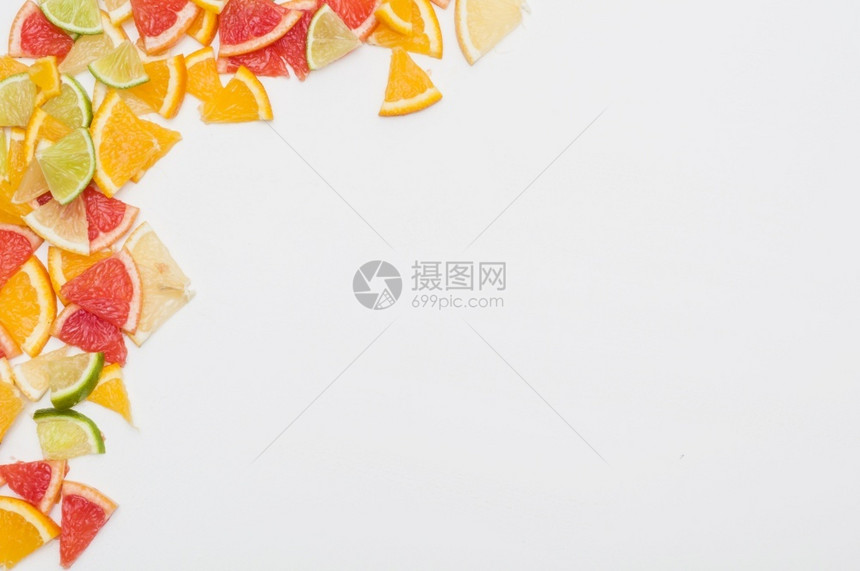 颜色多彩的柑橘水果切片角白色背景橙成熟角落图片