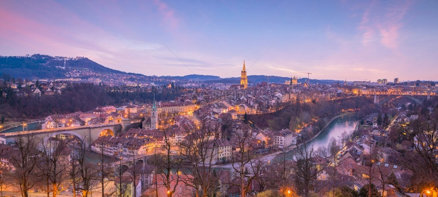 伯尔尼老城日落时瑞士在欧洲首府历史的地标黄昏图片