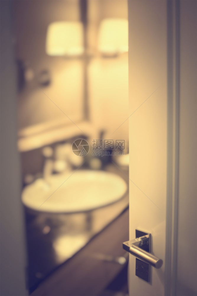 镜子洗手间背景模糊门锁屋内部的图片