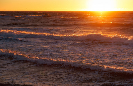 自然地平线波罗的海日落美丽出和海浪美丽的日出和海浪波罗的日落俄斯黎明高清图片素材