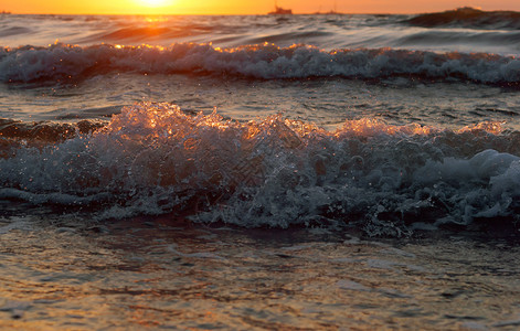 自然晚上明亮的波罗海日落美丽出和海浪美丽的日出和海浪波罗的日落图片