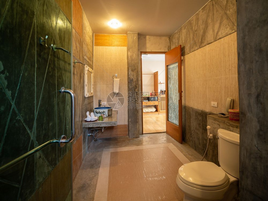 当代的装饰风格毛巾在泰国度假旅馆F室温暖的热光下用厕所和内图片