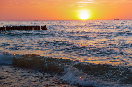 波罗海蛤蜊安静的黄昏波罗海日落美丽出和海浪美丽的日出和海浪波罗的日落景观背景