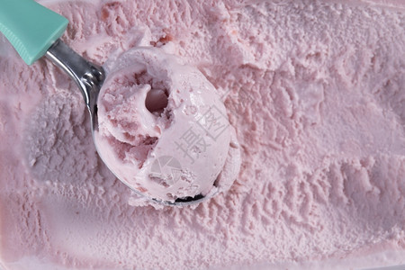 盒子草莓味口冰淇淋的顶端视图营养育肥背景图片
