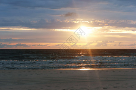波罗的海日落美丽出和海浪美丽的日出和海浪黎明洋景观图片