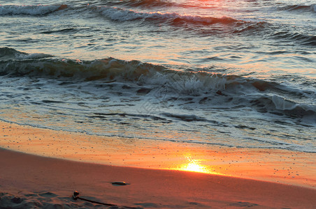 海景晴天加里宁格勒波罗的海日落美丽出和海浪美丽的日出和海浪图片