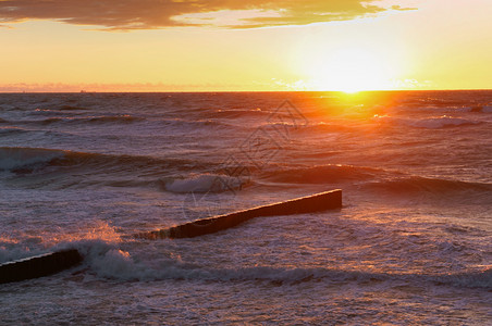 宁静橙波罗的海日落美丽出和海浪美丽的日出和海浪地平线海滩高清图片素材