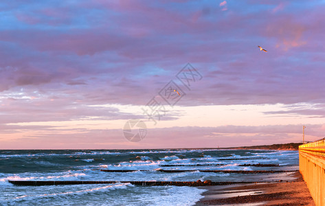 波罗的海日落美丽出和海浪美丽的日出和海浪晴天地平线自然图片