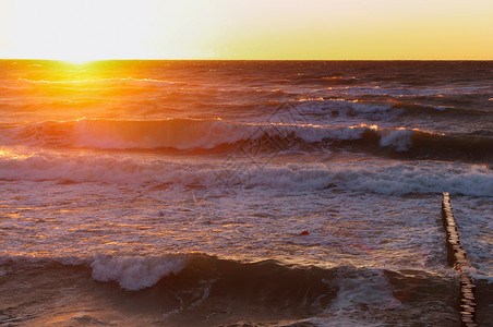 蓝色的海洋波罗日落美丽出和海浪美丽的日出和海浪红色的季节高清图片素材