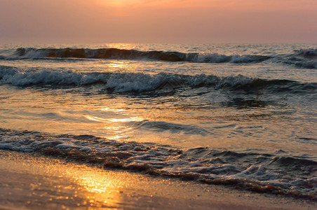 夕阳映在海面波浪高清图片素材