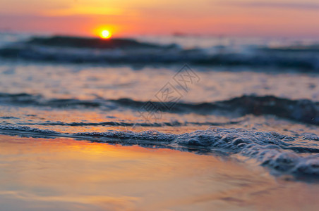 海面倒影的夕阳海岸高清图片素材