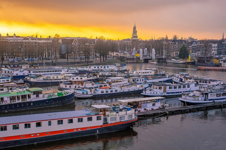 阿姆斯特丹市下城天线日落时荷兰的城市风景河全中心图片