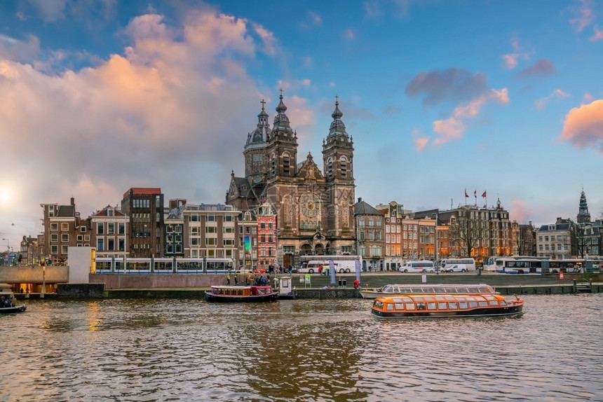 著名的欧洲阿姆斯特丹市下城天线日落时荷兰的城市风景中心图片