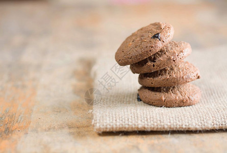杯子自制亚麻布织物上的巧克力饼干蛋糕图片