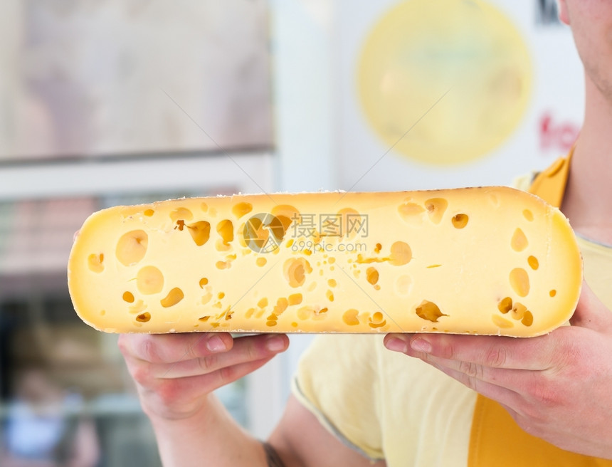 新鲜的起司销售商提供出的阿尔卑斯山奶酪柜台图片