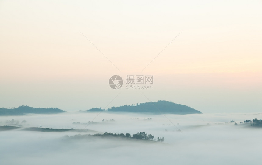 云多雾路段风景寒冷的清晨雾笼罩山岳和树木太阳升起图片