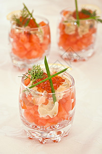 玻璃中的红鱼子酱和鲑美味的有机宴会图片