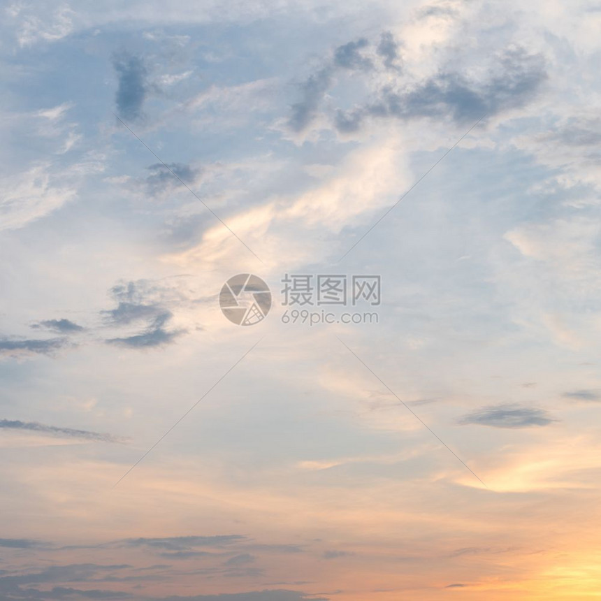 金子夏天傍晚的天空云笼罩太阳落下图片