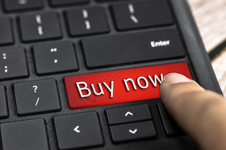 钱个人电脑数字的红色键盘特写与文本立即购买白色字母网上购物技术和销售概念万维网高清图片素材