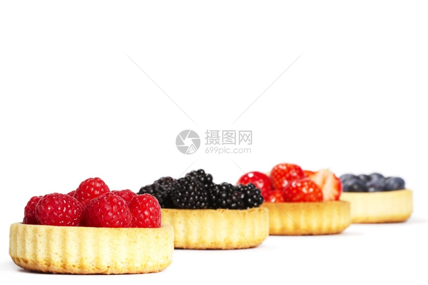 无刺莓黑色的吃在其他人面前的馅饼蛋糕中覆盆子在其他馅饼蛋糕中的覆盆子在白色背景上的野生浆果图片