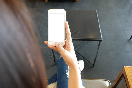 触碰蜂窝白色的妇女手握机电话空白复制间屏幕的手提智能电话图片