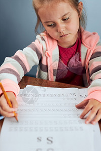 蜡笔学龄前小女孩不情愿地写信孩子不情愿地做学业早期教育的概念学校早期图片
